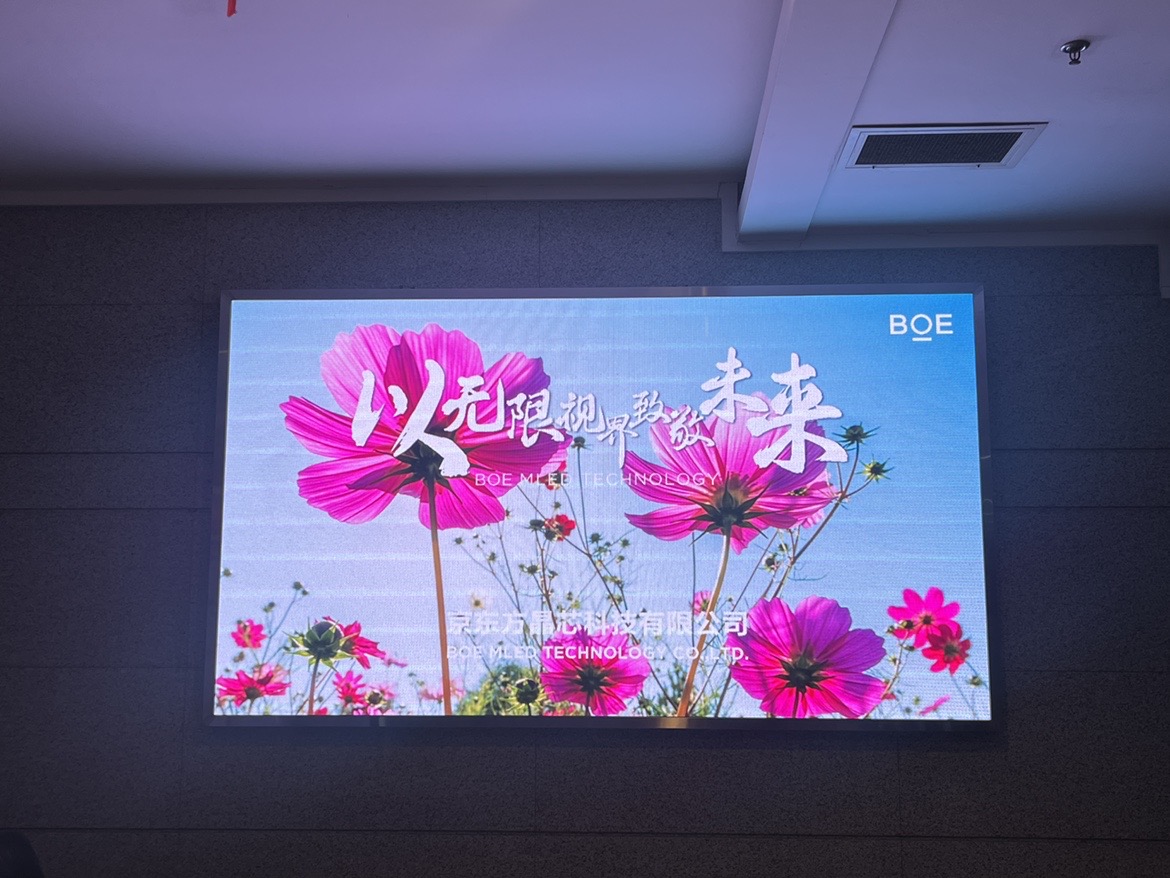 常青花園室內全彩 BOE P2.5鋁底殼安裝完畢！  尺寸：2.88X1.6   像素點：1152X640